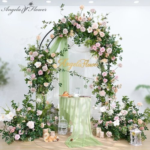 Arranjo floral de chão para corredor com rosas cor-de-rosa e folhagem verde — fundo/arco de casamento com fila de flores pendentes, decoração para eventos