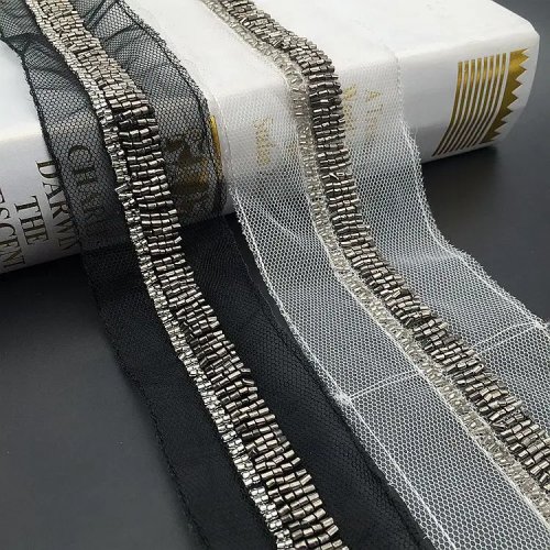 Handgefertigter Spitzenbesatz mit besticktem Mesh und Glas-'rice'-Perlen – Borte für Kleidung & DIY