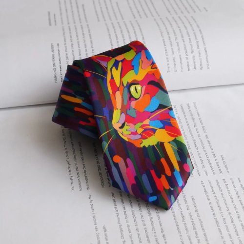 Gravata estampada, atada à mão — estilo artístico e jovem, ideal para estudantes