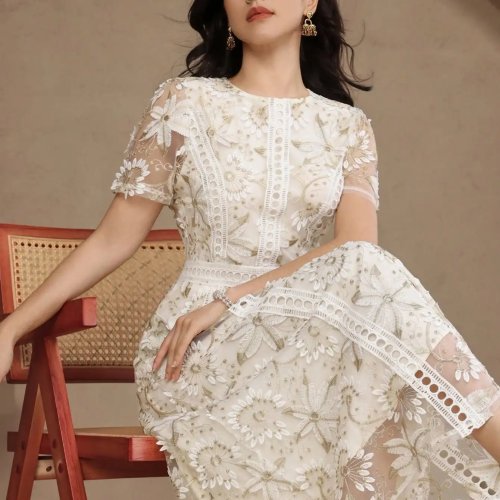 Vestido midi em renda floral creme, mangas curtas e cinto na cintura