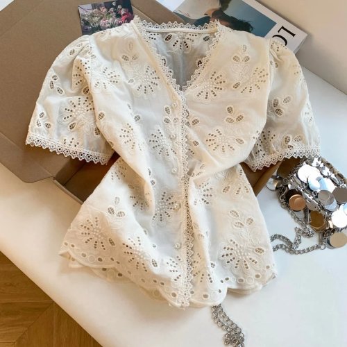 Top feminino estilo francês, decote em V com renda vazada, manga curta, verão, modelagem slim, respirável e suave na pele