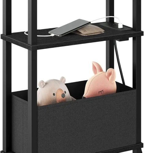 Mesa lateral delgada con estación de carga USB y canasto de tela — mesita de noche slim para espacios pequeños