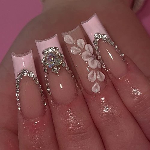 Set de uñas postizas adhesivas estilo French rosa 'Princess' con strass en forma de corazón