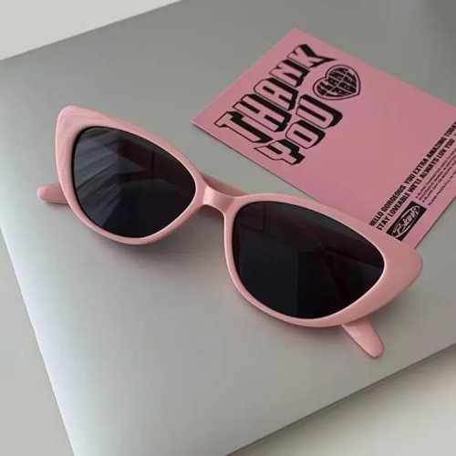 Lunettes homme style cat-eye marron avec détails roses — tendance, haut de gamme et polyvalentes