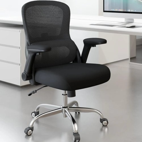 Silla de oficina ergonómica de malla con soporte lumbar regulable y reposabrazos abatibles — soporta hasta 181 kg (400 lb) — negra