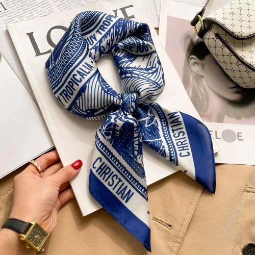 Jedwabna chusta kwadratowa 70 cm w pepitkę dla kobiet – nadruk 'CHRISTIAN', modna i uniwersalna apaszka/bandana