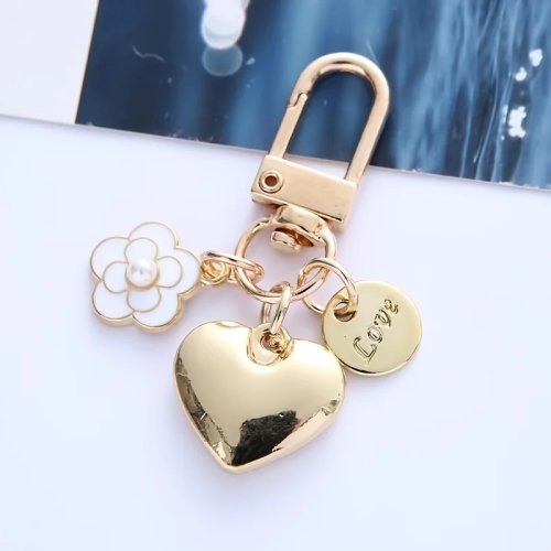 Llavero corazón de aleación con perla, flor camelia y colgante con letra — accesorio para funda de audífonos o bolsa