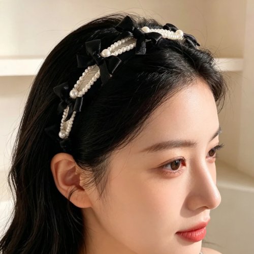 Bando pita mutiara gaya Prancis, pita satin hitam & mutiara palsu — aksesoris rambut chic dan ringan