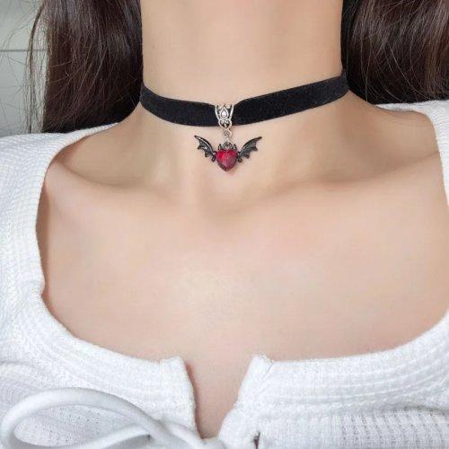 Gotycki damski choker z czarnymi skrzydłami nietoperza i wiszącym 'diabeł' – na Halloween