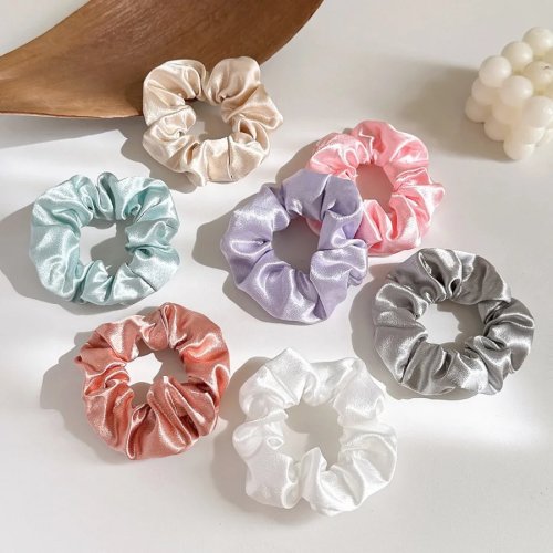 Coletero tipo scrunchie de satén estilo retro con cristales — grande, color liso, elegante y fácil de combinar
