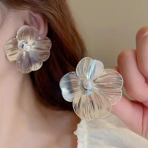 Anting tusuk bunga metal besar gaya Korea dengan batang/perno perak 925 untuk wanita — desain unik, perhiasan pengantin