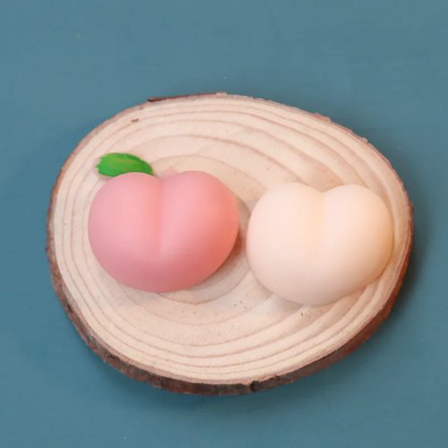 Pendentif pour coque TPR — jouet squishy ravioli/pêche, anti‑stress souple qui fait du bruit quand on presse