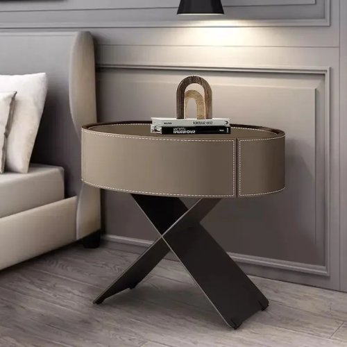 Mesita de noche oval en piel 'saddle' estilo lujo italiano, con espacio de almacenamiento