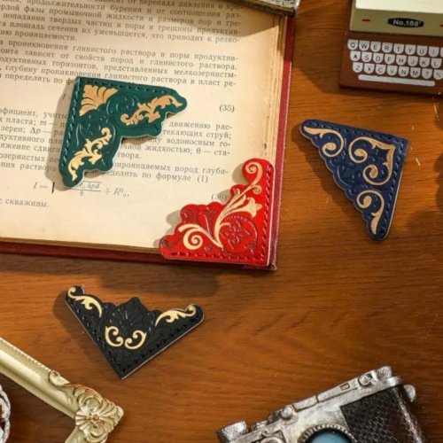 빈티지 가죽 책갈피 4개 세트 — 금박 모서리 압착, 레트로 패턴, 책 애호가를 위한 북 액세서리 겸 선물