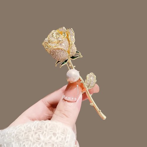 Broszka w kształcie róży z cyrkoniami, w stylu handmade, elegancka minimalistyczna biżuteria damska — prezent na ślub/rocznicę
