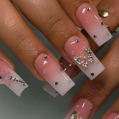 Unghie press-on ombré rosa medie con strass e decorazioni a forma di farfalla