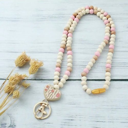 Houten kralen lanyard met hartbedel — sleutelhanger voor ID-kaart of tas