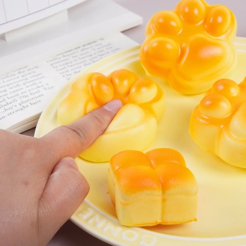 PU低反発スクイーズ「ねこの肉球パン」— ふわふわでリアルなフェイクフード、ストレス解消用・指で吸着するスクイーズ