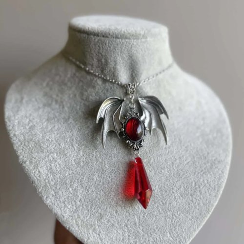 Dây chuyền vintage phong cách gothic-baroque với đá pha lê màu ruby và cánh dơi — trang sức cá tính cho Halloween