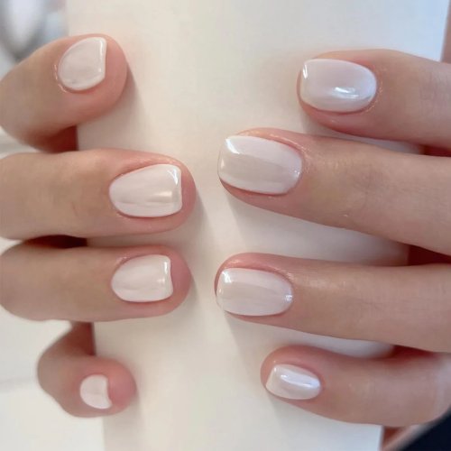 Set de uñas postizas press-on blanco lechoso, cortas y redondas, acabado brillante