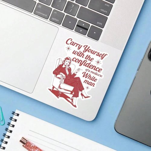 Виниловая наклейка «Carry Yourself Confidence» в винтажном стиле — водонепроницаемая, с юмором и посылом силы для бутылок, термокружек, блокнотов и авто — идеальный подарок для сильных женщин (красная автомобильная наклейка)