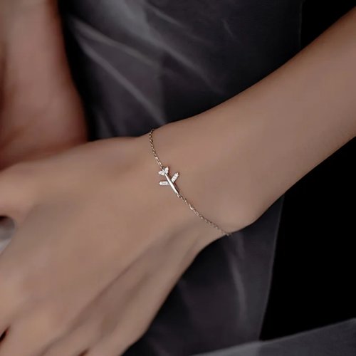 Gelang wanita model pesawat, bisa diatur — gaya Korea, berlapis K. Cocok untuk dipakai sehari-hari atau liburan pantai. Hadiah pas untuk pilot, guru, dan lulusan.