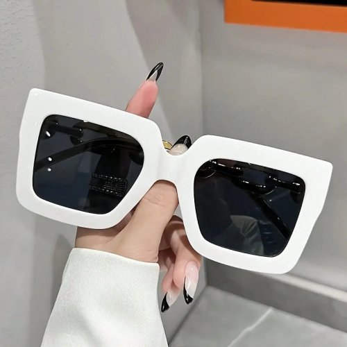Lunettes de soleil femme grande monture carrée couleurs candy avec détails dorés, look luxe, idéales pour conduire, voyager et pour les soirées — Cadeau Saint‑Valentin/Nouvel An