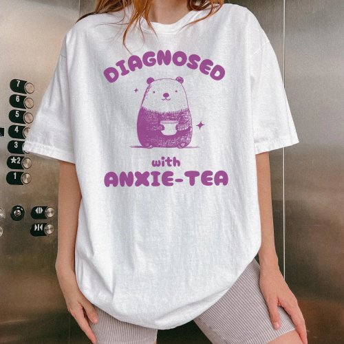 T‑shirt Comfort Colors motif ours drôle — inscription 'Diagnosed With Anxie‑Tea' (meme santé mentale)