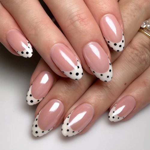 Kuku palsu press-on nude pink dengan French tip, bentuk almond sedang, full cover glossy dengan ujung polkadot hitam