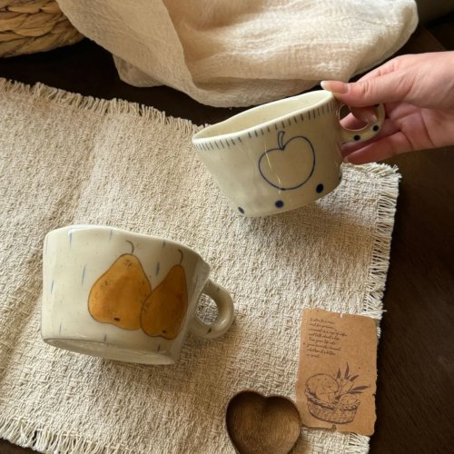 Taza de cerámica estilo INS, pintada a mano con diseño de pera y manzana — para café y té de la tarde