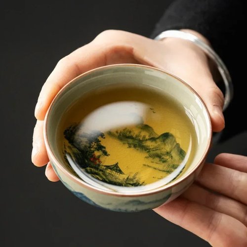 طقم صحون/أكواب شاي بوئر مرسوم يدويًا من Jingdezhen — بورسلان صيني بنقوش مناظر طبيعية، مثالي لطقوس الشاي