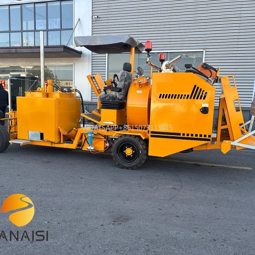Macchina per tracciatura stradale hot‑melt su veicolo tipo camion, con motore