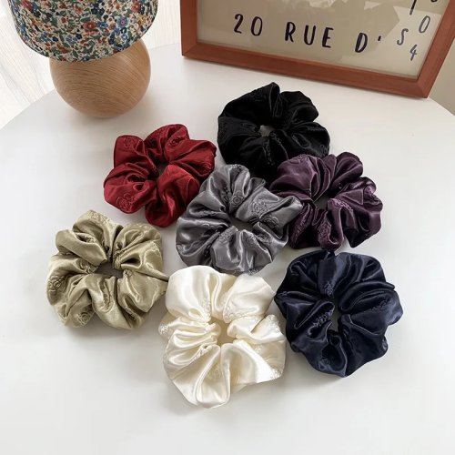 Scrunchie satin mewah dengan motif timbul 3D — ikat rambut minimalis untuk kuncir rendah