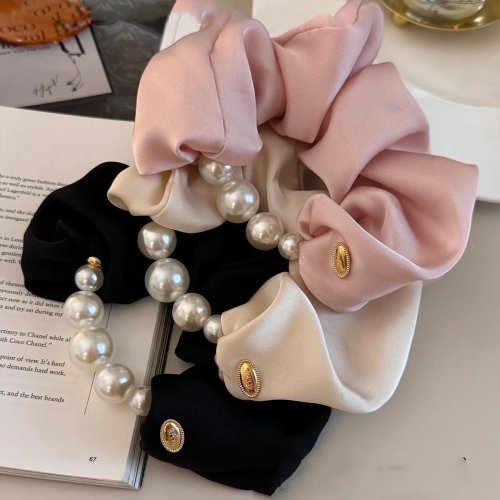 Coletero scrunchie de satén con adorno de perla para mujer — goma elástica color liso, estilo coreano