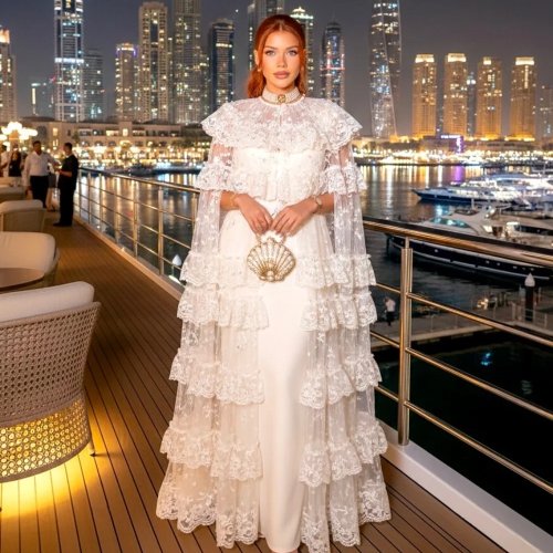 Vestido longo estilo pastoral personalizado em renda, corte evasé (A-line) com camadas plissadas e gola alta — vestido de festa/aniversário de alta qualidade
