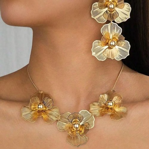 Orecchini pendenti vintage dorati con motivo floreale texturizzato, coppia — eleganti per tutti i giorni, feste e vacanze
