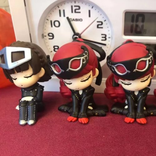 Figurine Gashapon TOMY Persona 5 Royal 'Sleeping Shoulder to Shoulder' – Figurine de collection pour fans d'anime et de jeux vidéo