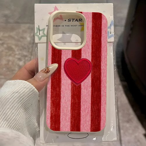 Funda suave con textura lichi, rayas verticales rojo/rosa y corazón para iPhone (compatible con X/XS/XR, 11–17, incluye Pro/Pro Max/Plus)