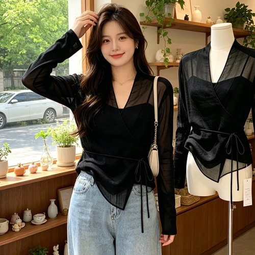 Top/blusa preta feminina, manga comprida, decote em V com detalhe de laço, semitransparente, corte largo estilo francês, respirável para o verão, tamanhos grandes