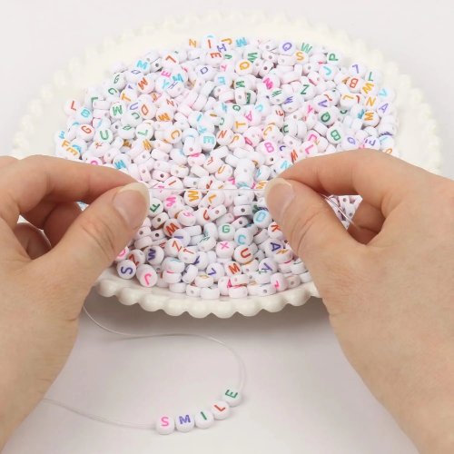 아크릴 알파벳 비즈 — 흰색 원형 비즈에 컬러 글자, 4×7 mm, 100개 — 우정 팔찌·액세서리 만들기용