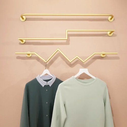 Gouden metalen wandkapstok voor winkel — rek voor jassen en jurken, ruimtebesparend