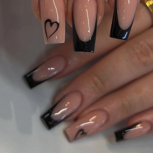 Bộ móng giả press-on kiểu French màu nude và đen, dáng vuông cỡ trung, họa tiết trái tim