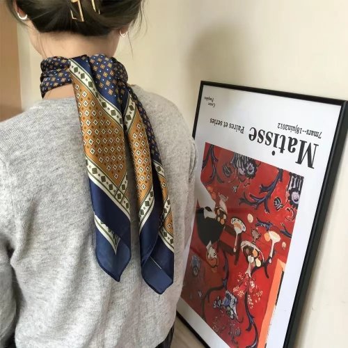 ヴィンテージチェック シルクスカーフ 70×70cm — ネイビーブルー レディース スクエアスカーフ