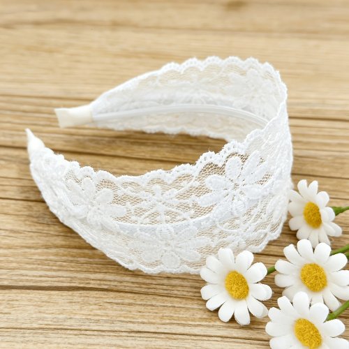 Fascia in pizzo bianco ricamata a fiori con volant — accessorio capelli elegante da sposa per matrimonio, Giornata dell'infermiere e cerimonie