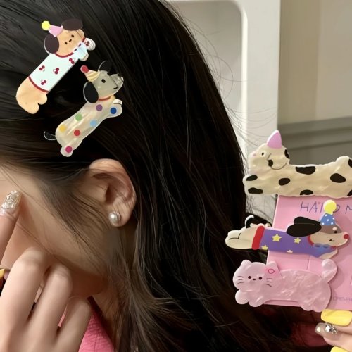 Schattige cartoon haarclip met hond & kat — speels en trendy haaraccessoire