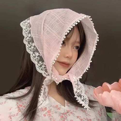 Lenço triangular em renda rosa de verão, padrão floral vintage — bandana para mulher e menina, ideal para praia e férias