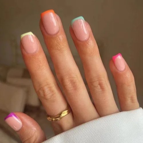 Set de 24 uñas postizas cortas y cuadradas – French clásico, colores vibrantes (dopamine)