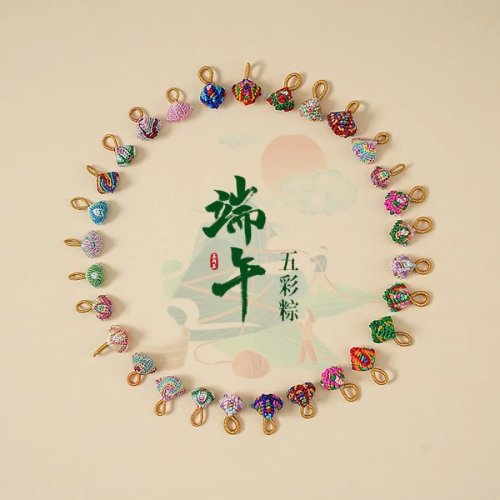 Gelang anak tali anyaman warna-warni, tenunan tangan, dengan liontin zongzi (bakcang) — hadiah dekoratif