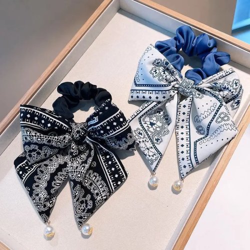 Cột tóc scrunchie satin oversize họa tiết paisley kèm nơ và hạt ngọc - cột tóc nữ màu trắng/đen