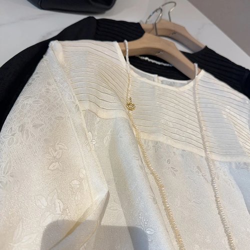 Blouse femme en soie brodée fleurs, manches longues amples, coupe drapée élégante — Qualité premium printemps/été